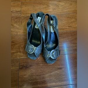 Steve Madden grey heels
Size- 6, 6.5